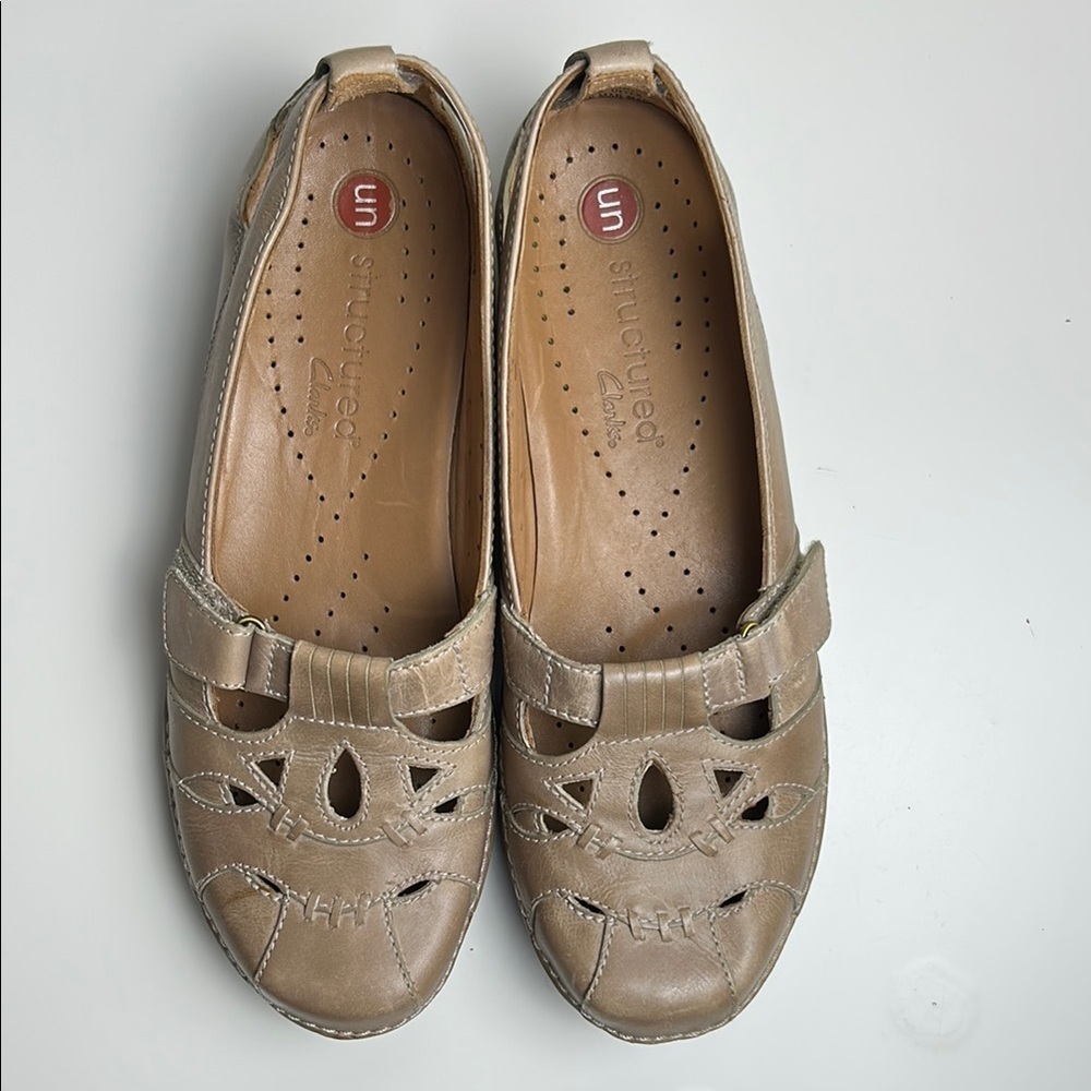 Clarks Tan Loafers with Floral Cutouts and Cushioned Insole size 7.5 man made